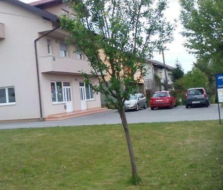 Kuc kuc apartmani Karlovac Exterior foto
